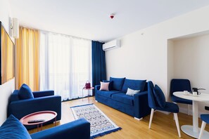 Panorama Two Bedrooms plus Living Room | Zona de estar | Una televisión LCD, películas de estreno