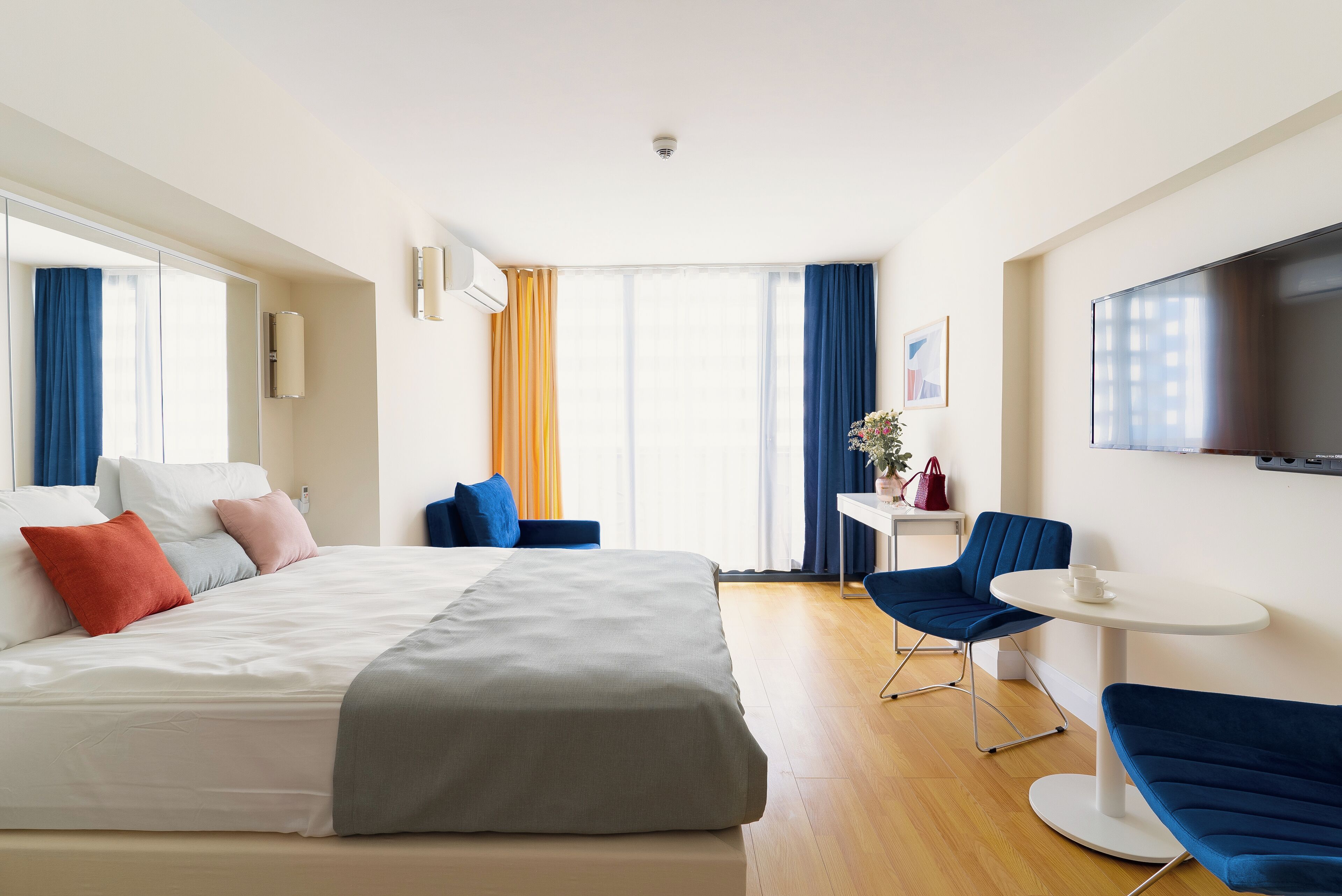 Studio | ห้องพักตกแต่งอย่างมีเอกลักษณ์, ตกแต่งพิเศษโดยเฉพาะ, โต๊ะทำงาน