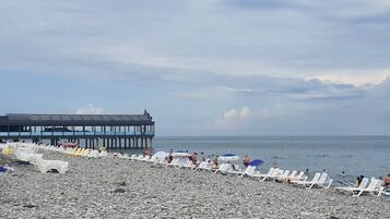 På stranden, sort sand