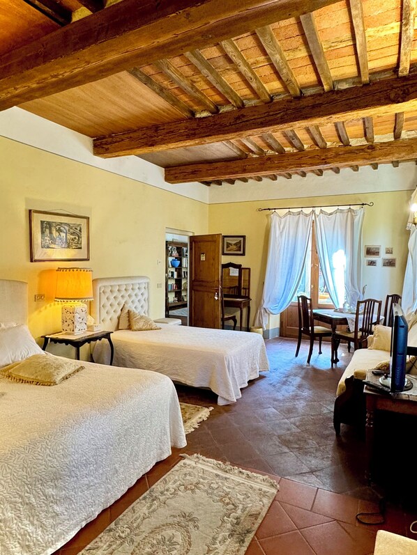 Tremannsrom – comfort, terrasse | 1 soverom, sengetøy av topp kvalitet, dundyner og skrivebord