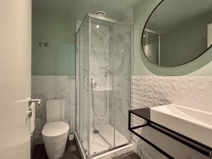 Deep soaking tub, towels - Avenue Rooms & Suites - Hostel (Lisbon)