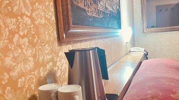 Camera Standard con letto matrimoniale o 2 letti singoli | Una scrivania, tende oscuranti, insonorizzazione, Wi-Fi gratuito