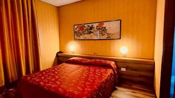 Standard Double or Twin Room | In-room safe, desk, blackout drapes, soundproofing