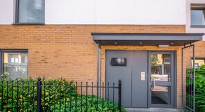 Property entrance - Stunning Reading Apartment (Reading)