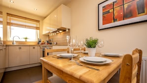 In-room dining - Stunning Reading Apartment (Reading)