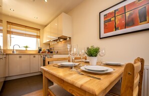 Apartment, 1 Bedroom, Kitchen | In-room dining