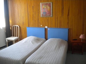 Individually decorated, individually furnished, desk, iron/ironing board - L'Acropole (Nissan-lez-Enserune)