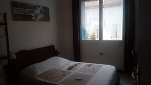 Individually decorated, individually furnished, desk, iron/ironing board - L'Acropole (Nissan-lez-Enserune)