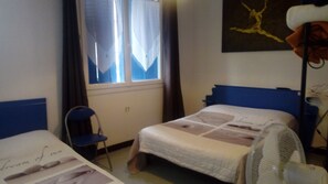 Individually decorated, individually furnished, desk, iron/ironing board - L'Acropole (Nissan-lez-Enserune)