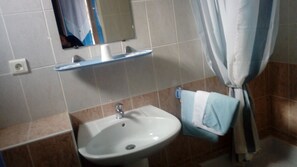 Standard Quadruple Room | Sinki Bilik Mandi
