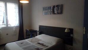 Individually decorated, individually furnished, desk, iron/ironing board - L'Acropole (Nissan-lez-Enserune)