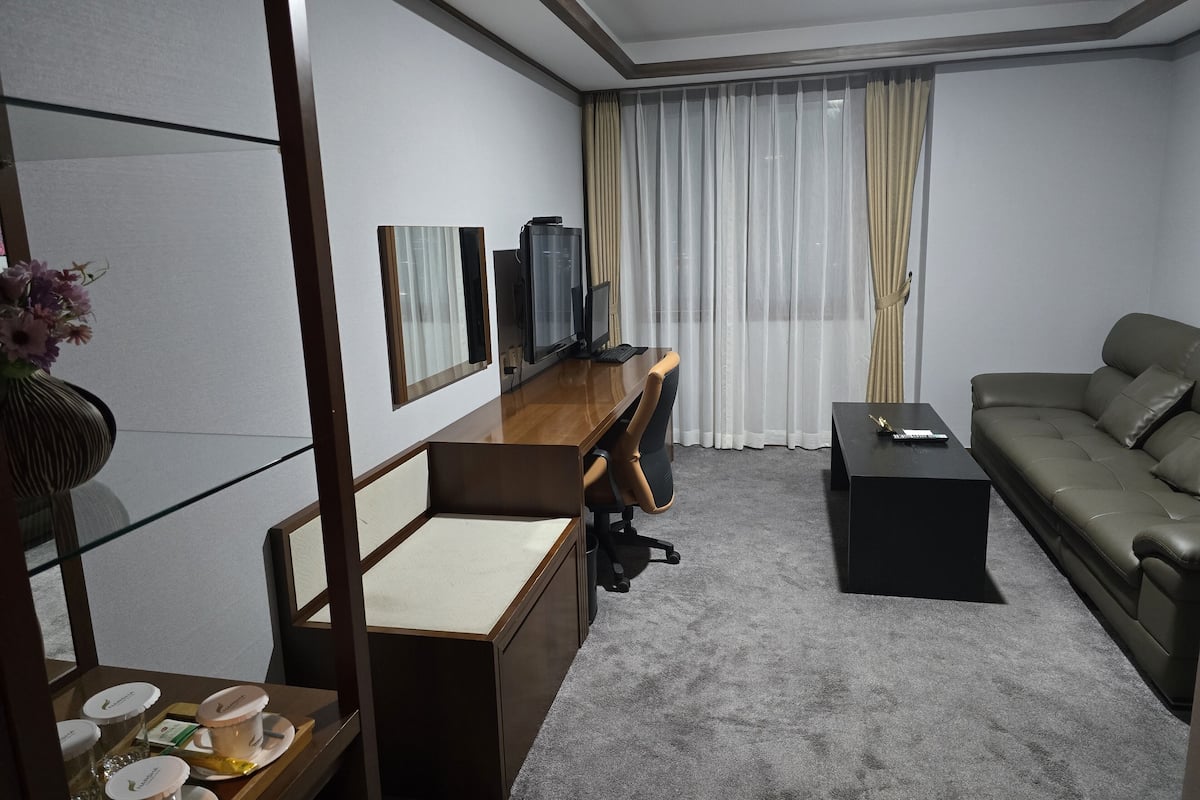 royal suite | living room | flat-screen tv, heated floors