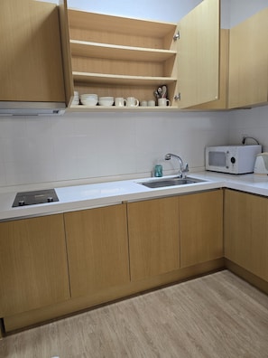 Suite Studio Tradition (Family Korean Ondol Room) | Cuisine privée | Réfrigérateur, bouilloire électrique