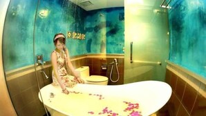 Ein Badezimmer mit Badewanne, Toilette und Dusche.