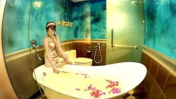 Superior Double Room, 1 Katil Raja (King), Non Smoking | Bilik Mandi | Pancuran mandi, kelengkapan dandanan diri percuma, pengering rambut