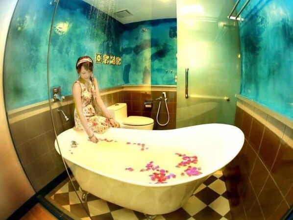 Superior Double Room, 1 King Bed, Non Smoking | Bathroom | Shower, free toiletries, hair dryer, towels - 1Fish Guardway (Dengkil)