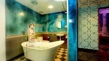 Deep-soaking bathtub