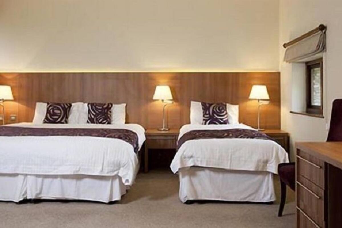 Chambre triple Standard, Plusieurs lits, non-fumeur | Fer et planche à repasser, accès au Wi-Fi (inclus), literie fournie