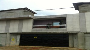 Een gebouw met twee verdiepingen, inclusief een balkon op de bovenverdieping.