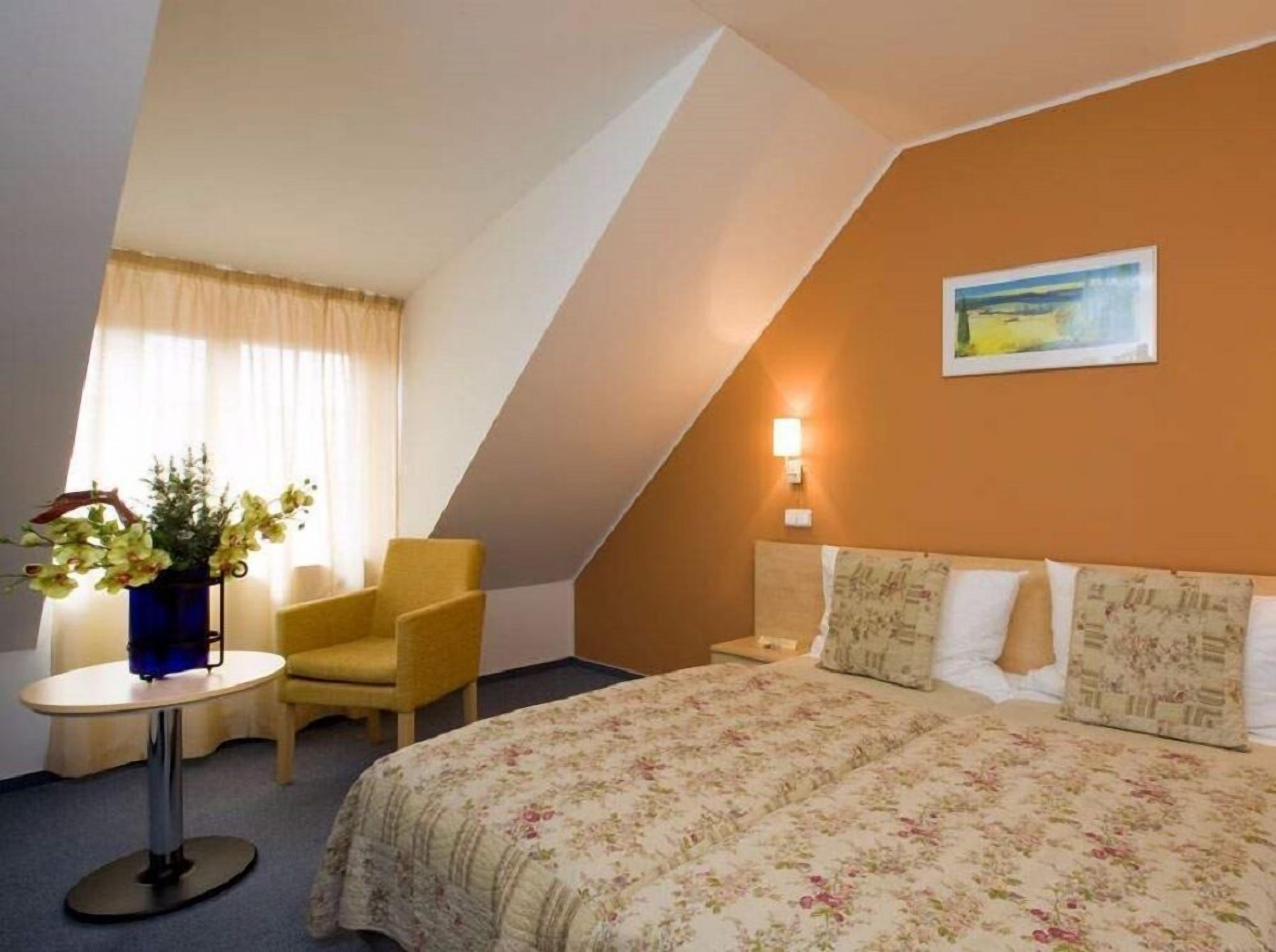 basic double room | 1 bedroom, in-room safe, desk, laptop workspace