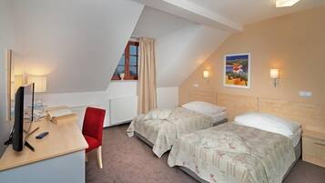 Odada kasa, masa, dizüstü bilgisayar çalışma alanı