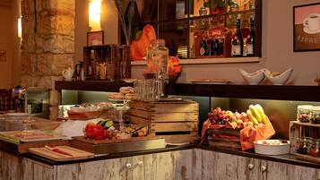 Her gün açık büfe kahvaltı (kişi başı 300 CZK)