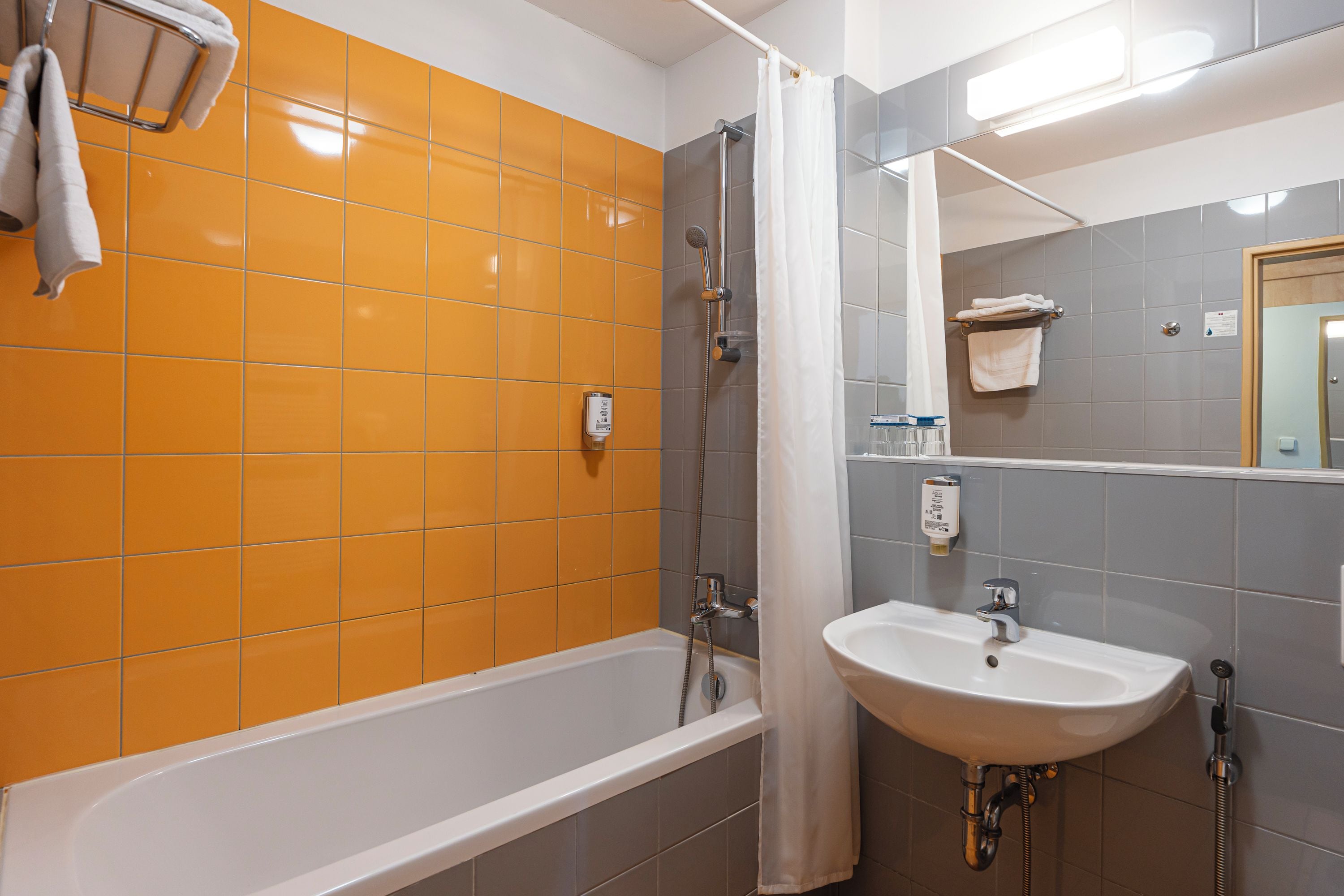 Habitación básica doble | Baño | Amenidades de baño gratuitas, secadora de cabello, bidet, toallas 