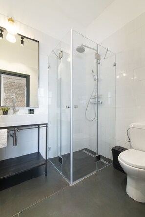 Comfort kamer, 1 queensize bed | Badkamer | Een douche, gratis toiletartikelen, een haardroger, handdoeken