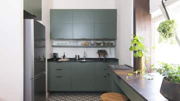 Refrigerador con congelador, microondas y parrilla de estufa