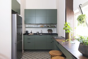 Full-size fridge, microwave, stovetop, cookware/dishes/utensils