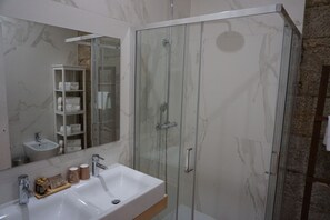 Queen Couple Room | Bathroom - Muralha Charm House (Lamego)
