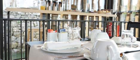 Petit déjeuner buffet (5 EUR par personne)