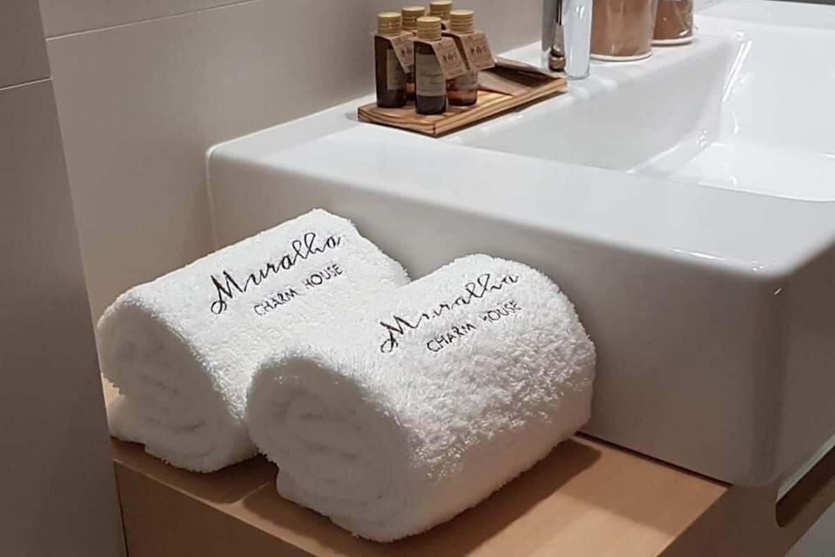 Chambre avec lits jumeaux | Salle de bain