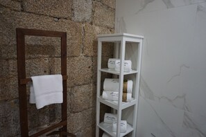 Suite | Bathroom | Shower, rainfall showerhead, designer toiletries, hair dryer - Muralha Charm House (Lamego)
