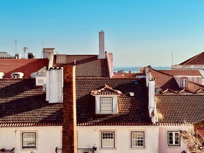 Un quartier résidentiel composé de plusieurs immeubles aux toits recouverts de tuiles rouges et aux façades en briques.