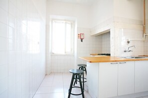 Dining - Friendly Hills Bairro Alto - Hostel (Lisbon)
