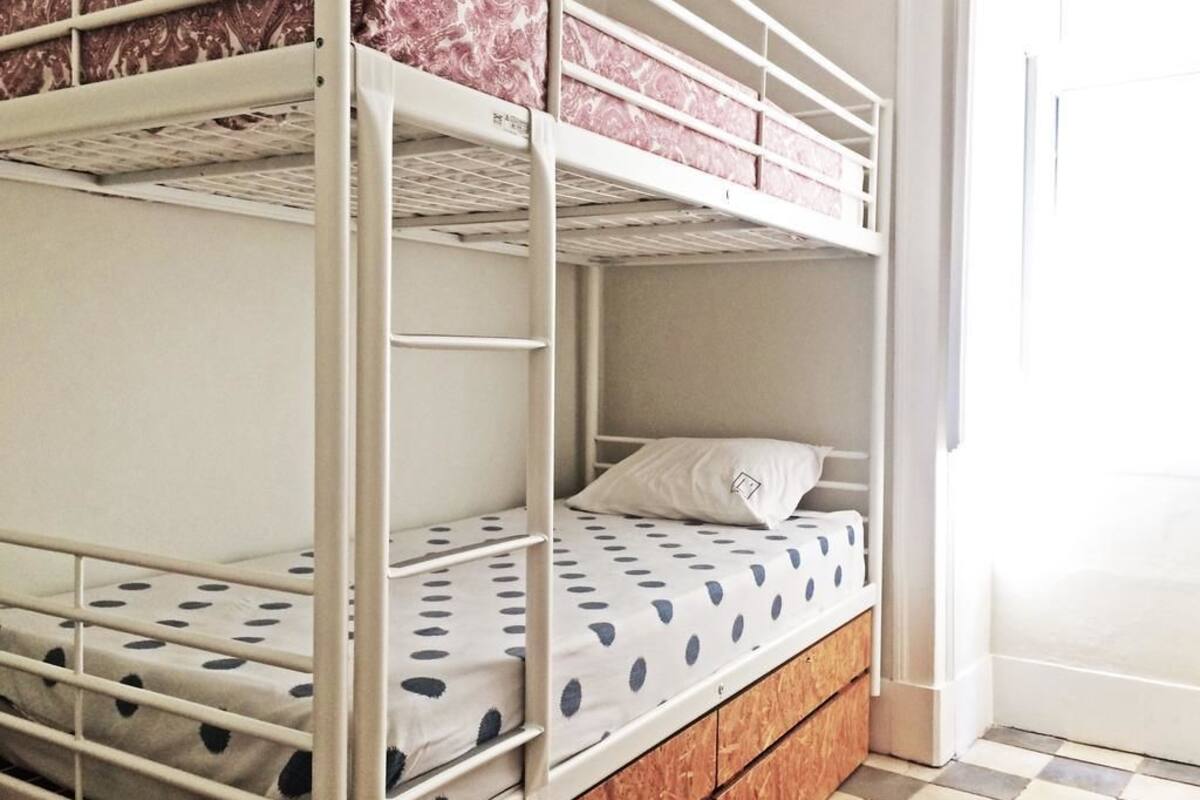 Bed in 4-Bed Mixed Dormitory Room | Tabla de planchar con plancha, wifi gratis, ropa de cama