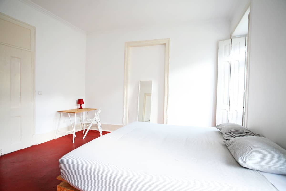 Habitación superior, baño compartido | Tabla de planchar con plancha, wifi gratis, ropa de cama