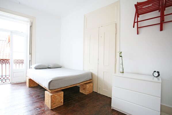 Chambre Double, salle de bains commune | Fer et planche à repasser, Wi-Fi gratuit, draps fournis