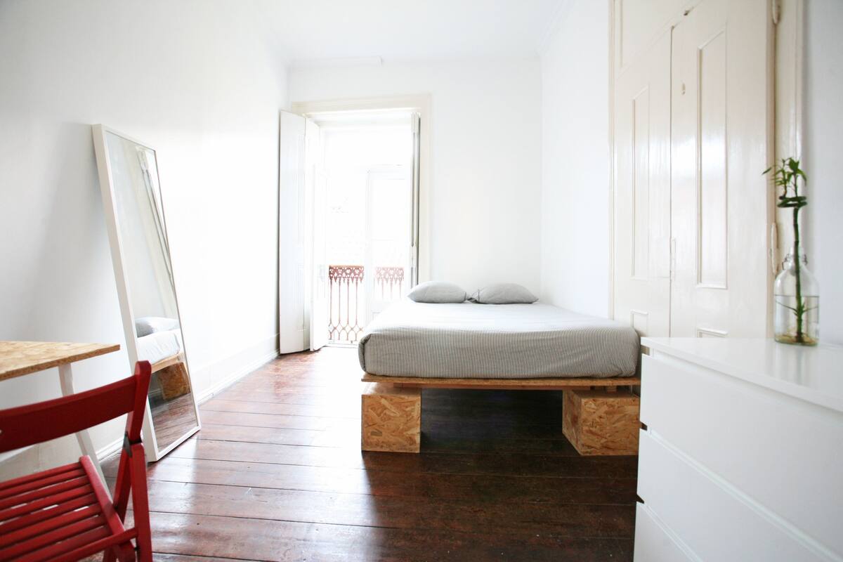 Habitación doble, baño compartido | Tabla de planchar con plancha, wifi gratis, ropa de cama