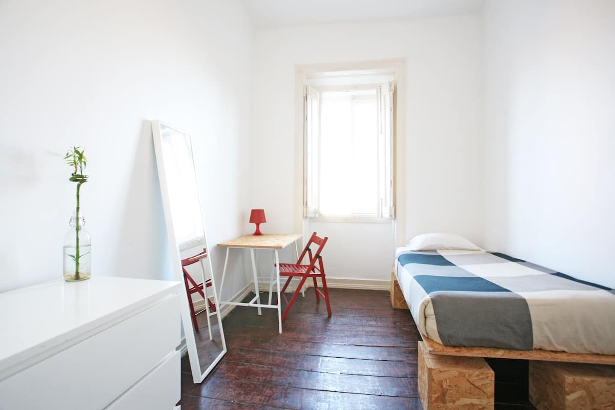 Habitación individual, baño compartido | Tabla de planchar con plancha, wifi gratis, ropa de cama