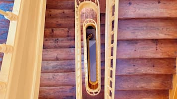 Eine Holztreppe mit einer zentralen Wendeltreppe und einem Holzboden.