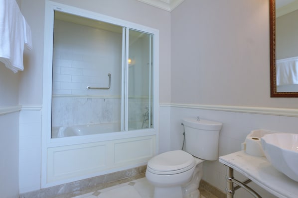 Un baño con bañera, inodoro y lavabo.