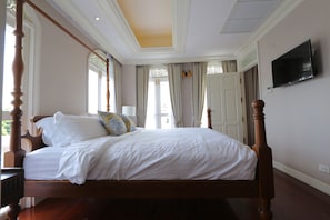 Suite 1 Bedroom | Minibar, caja de seguridad en la habitación, escritorio y wifi gratis 