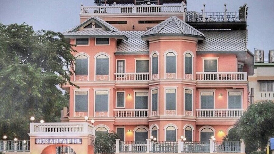 Hiranyakul House Riverside