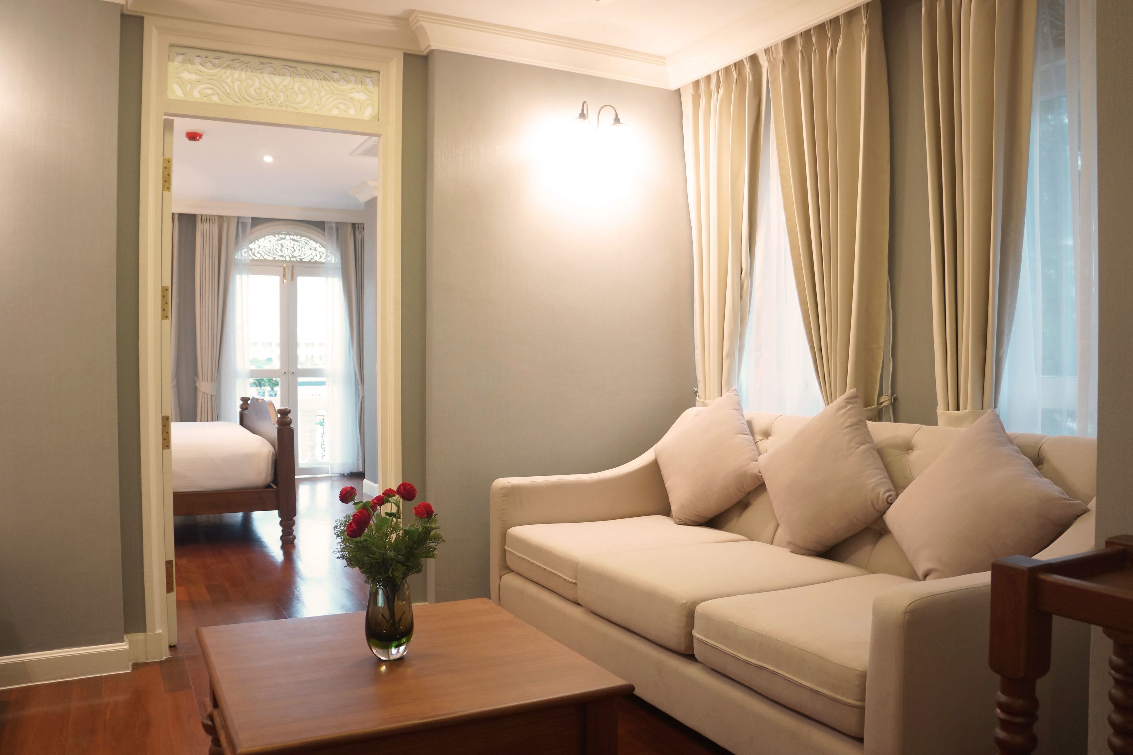 Suite 1 Bedroom River View | Sala de estar | TV de tela plana