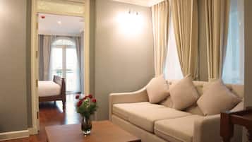 Suite 1 Bedroom River View | Sala de estar | TV de tela plana