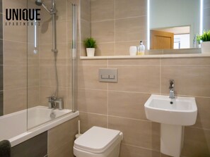 Departamento de lujo, 2 habitaciones, para no fumadores | Baño | Tina con regadera y regadera con hidromasaje 
