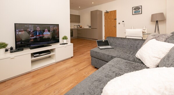 Departamento de lujo, 2 habitaciones, para no fumadores | Área de sala de estar | Televisión de 30 pulgadas con canales vía satélite y Netflix 