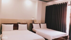 Deluxe Quadruple Room | Bar mini, langsir/tirai gelap terus, Wi-fi percuma, cadar katil 